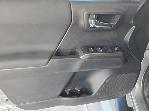 Used 2022 Toyota Tacoma TRD Off-Road image 32