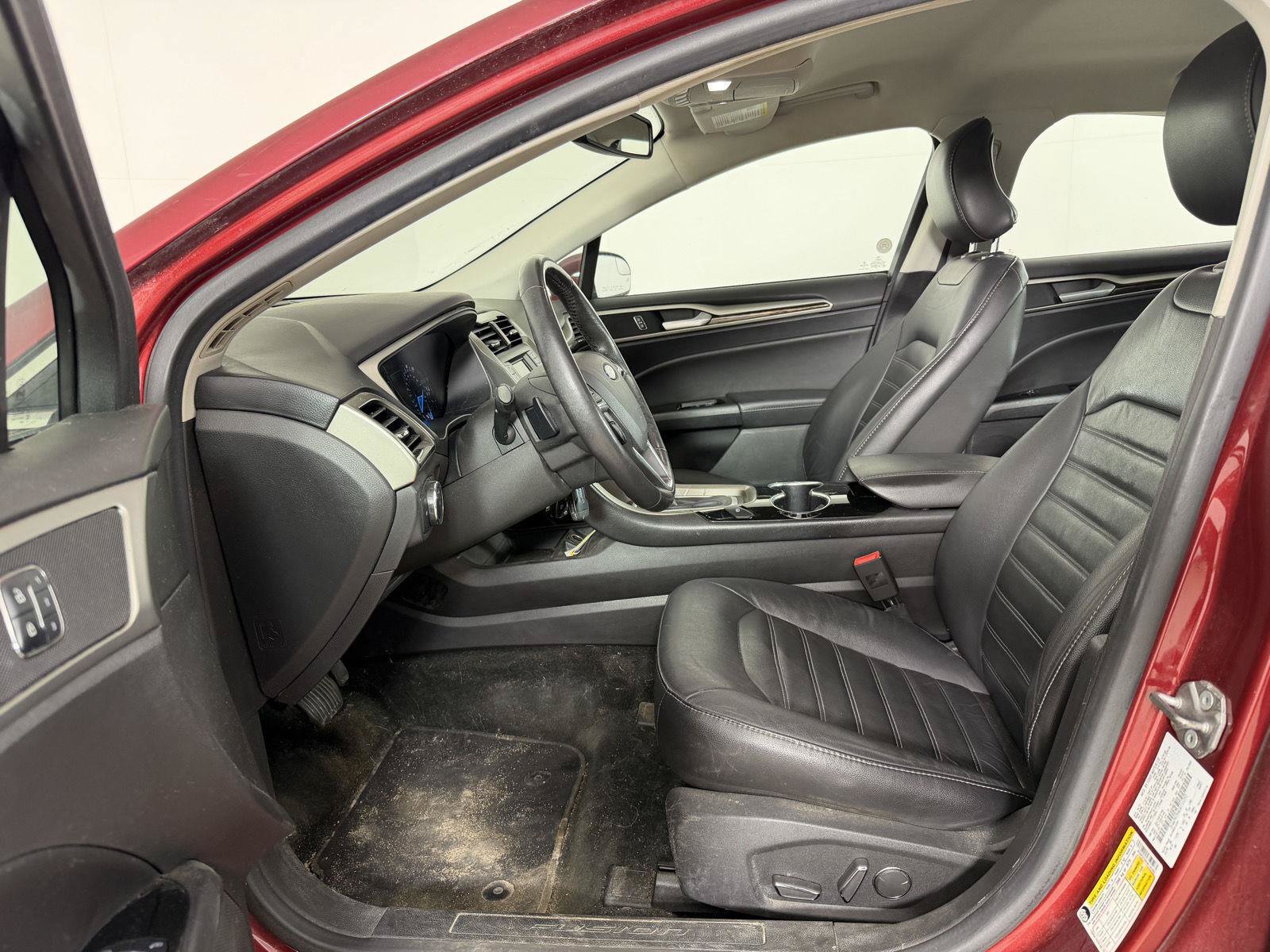 Used 2016 Ford Fusion SE w/ Equipment Group 202A AWD/4WD image 2