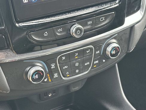 Used 2023 Chevrolet Traverse LT image 32
