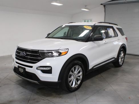 Used 2021 Ford Explorer XLT w/ Equipment Group 202A image 4