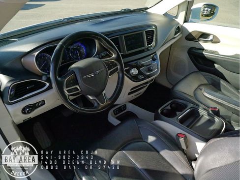 Used 2019 Chrysler Pacifica Touring-L image 9