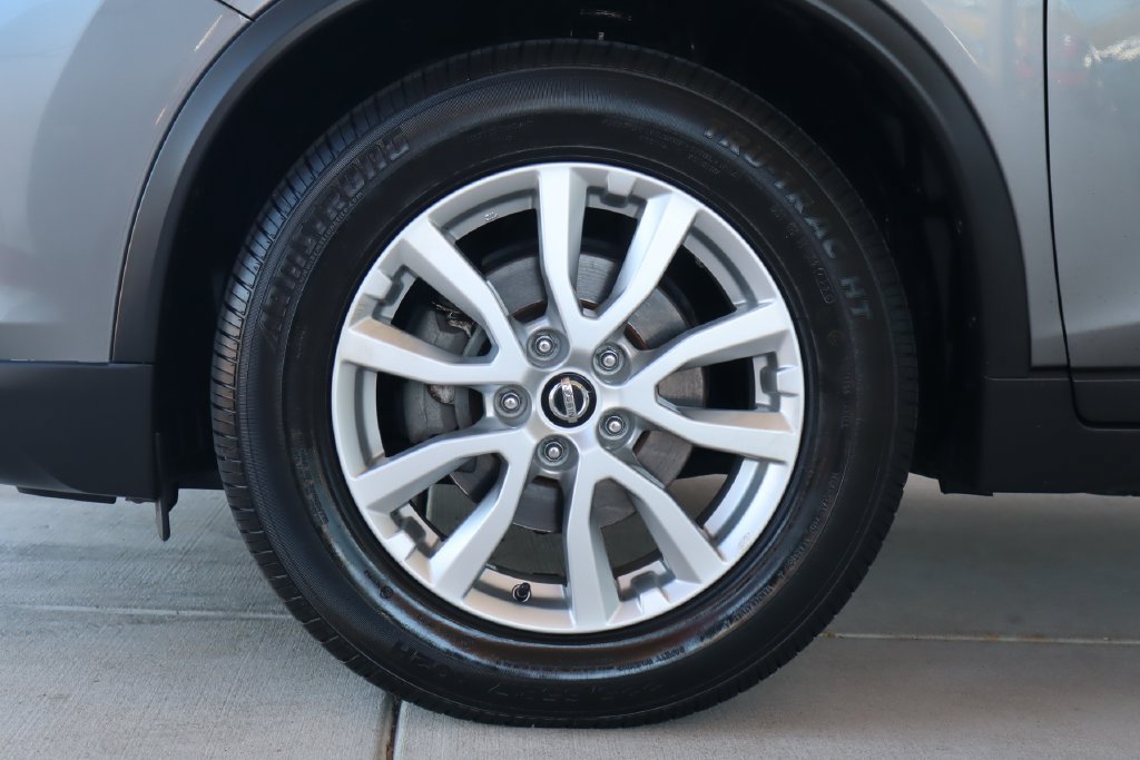 Used 2017 Nissan Rogue SV FWD image 5