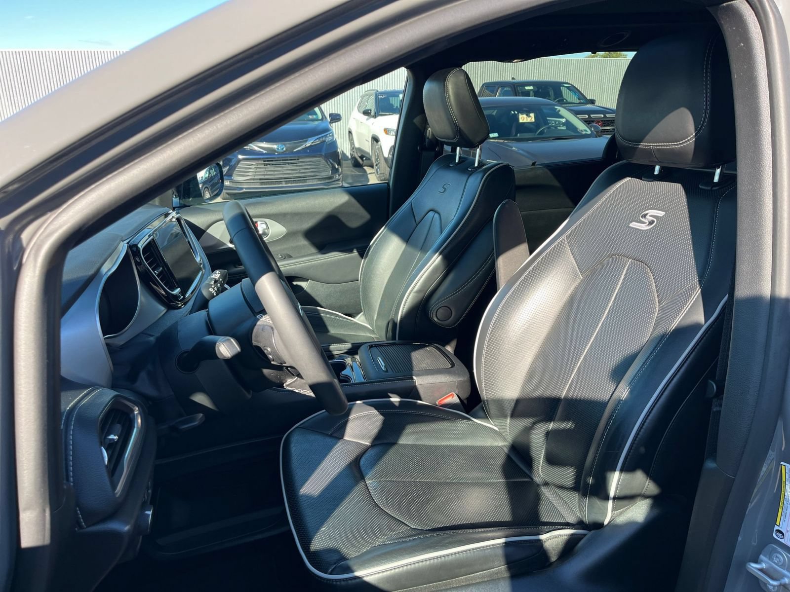 Used 2025 Chrysler Pacifica Limited FWD image 39