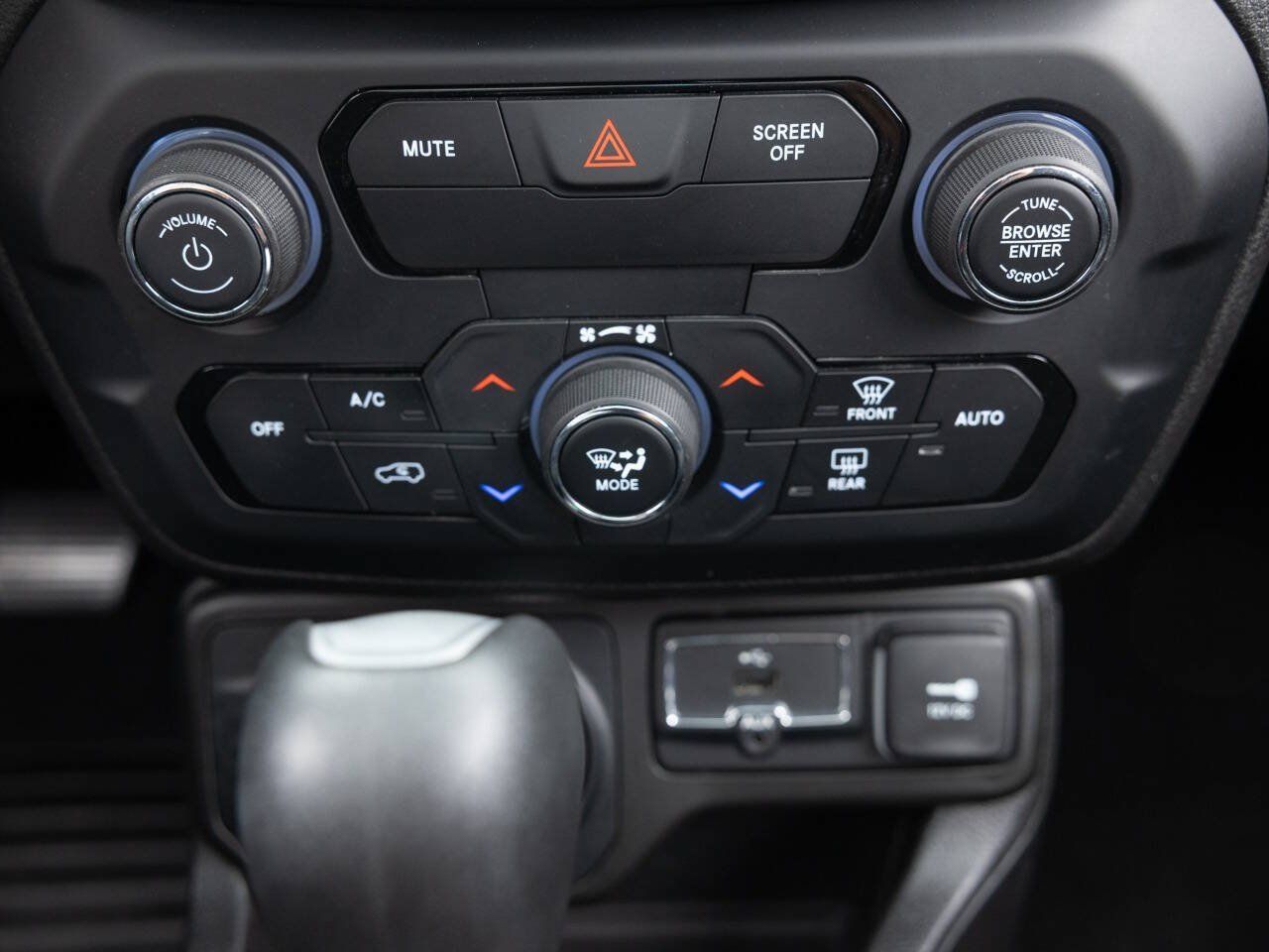 Used 2018 Jeep Renegade Altitude w/ UConnect 8.4 Nav Group AWD/4WD image 36