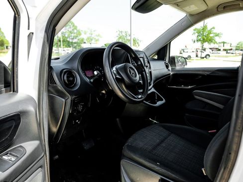 Used 2018 Mercedes-Benz Metris image 3