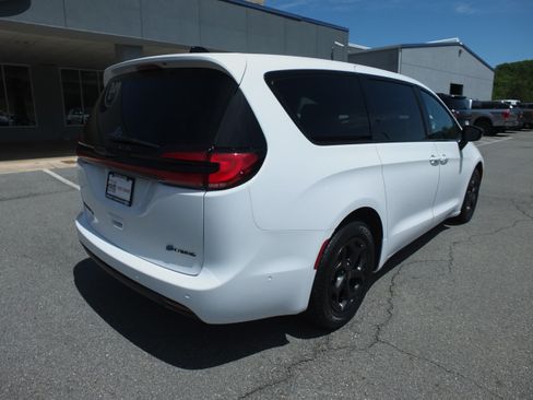 Used 2024 Chrysler Pacifica Limited FWD image 3