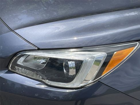 Used 2017 Subaru Outback 2.5i Premium AWD/4WD image 9