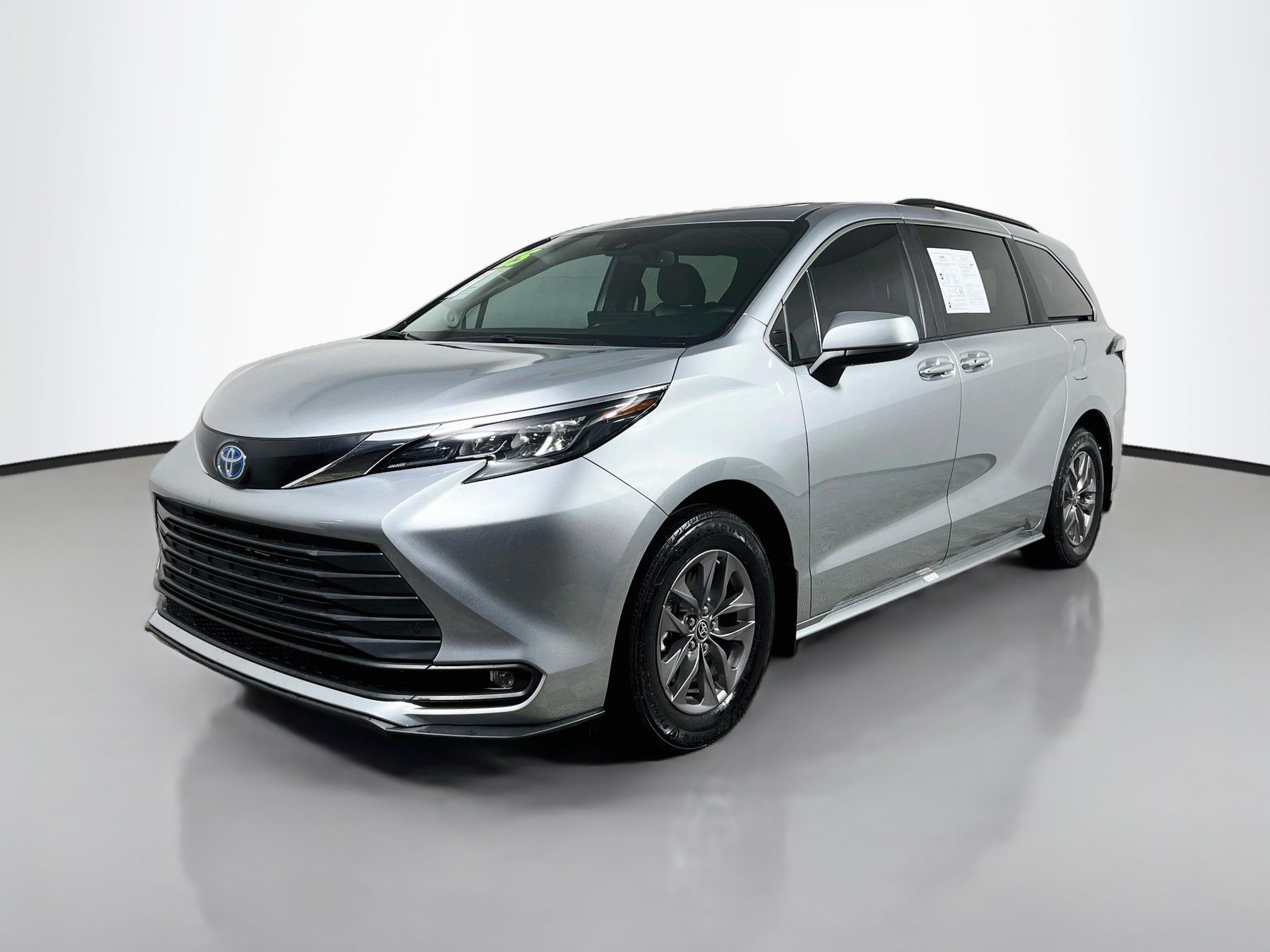 Used 2025 Toyota Sienna XLE w/ XLE Plus Package FWD image 36