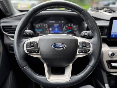 Certified 2022 Ford Explorer XLT w/ Equipment Group 202A AWD/4WD image 8