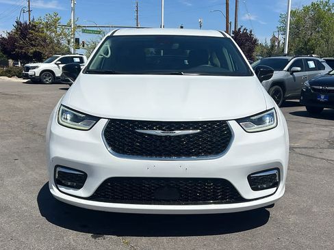 Used 2024 Chrysler Pacifica Limited FWD image 2