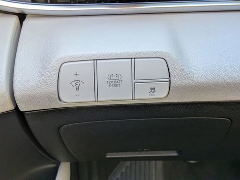 Used 2025 Hyundai Elantra Limited FWD image 18