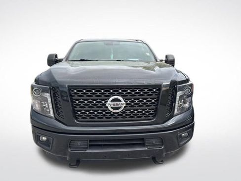 Used 2018 Nissan Titan SV w/ SV Convenience Package image 2