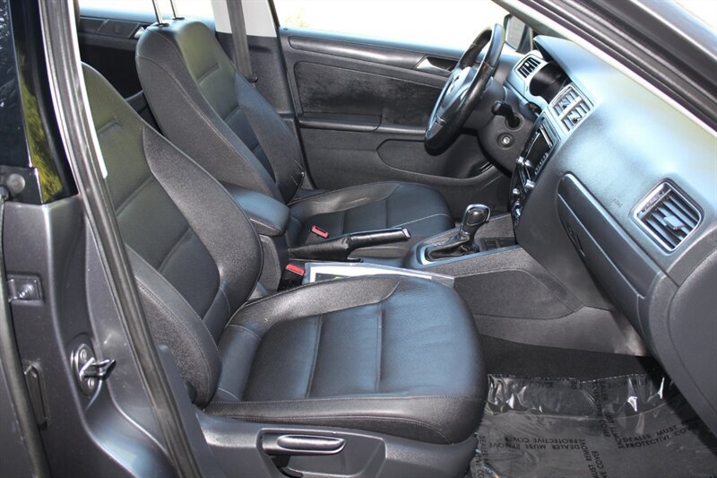 Used 2012 Volkswagen Jetta SE FWD image 17