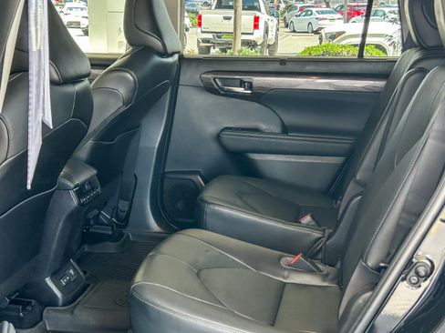 Used 2023 Toyota Highlander Limited FWD image 18