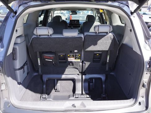 Certified 2023 Toyota Sienna XLE FWD image 8