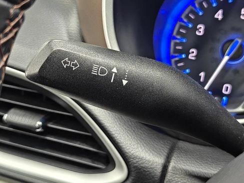 Used 2017 Chrysler Pacifica Touring-L FWD image 51