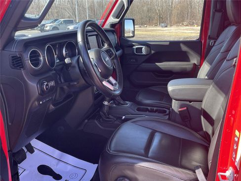 Used 2022 Jeep Wrangler Unlimited Sahara AWD/4WD image 9