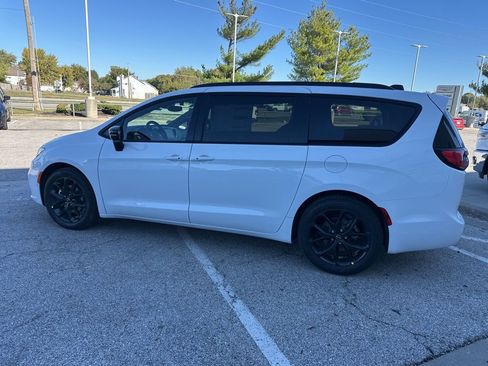 New 2026 Chrysler Pacifica Select image 20