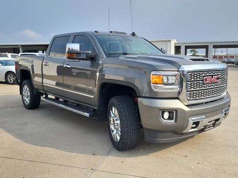 Used 2018 GMC Sierra 2500 Denali w/ Duramax Plus Package image 3