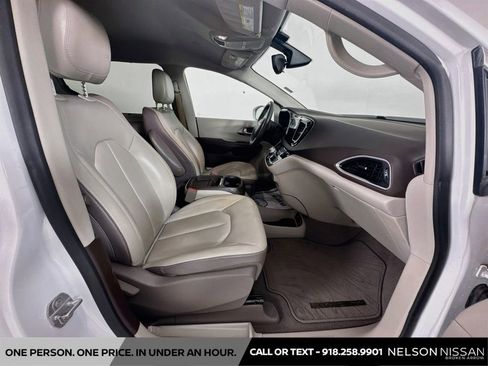 Used 2017 Chrysler Pacifica Touring-L FWD image 29