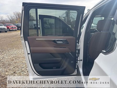 Used 2025 Chevrolet Suburban High Country image 18