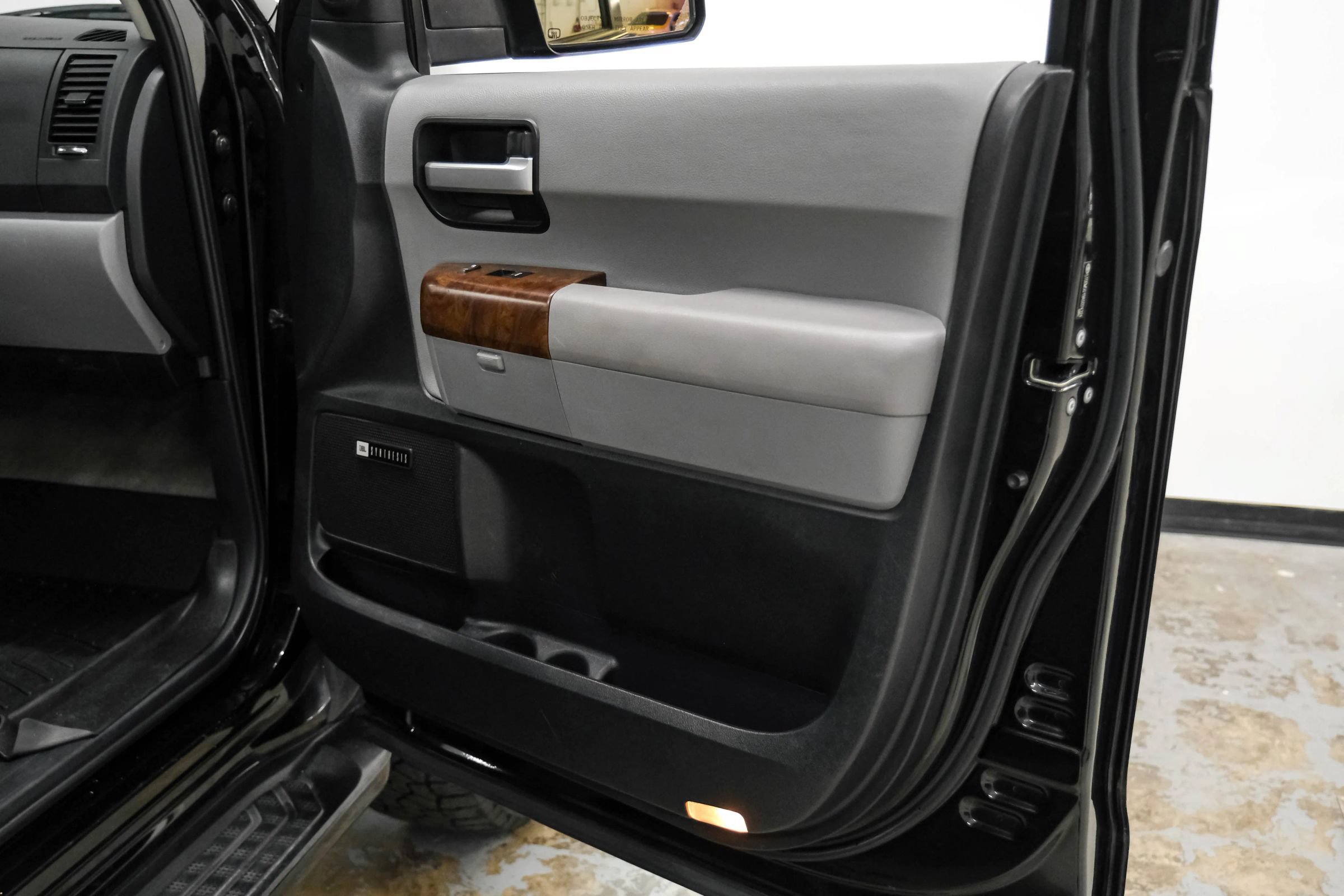 Used 2010 Toyota Sequoia Platinum AWD/4WD image 29