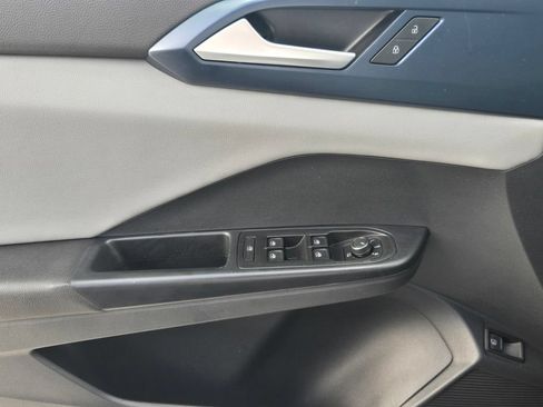 Certified 2023 Volkswagen Taos SE w/ Panoramic Sunroof Package FWD image 27