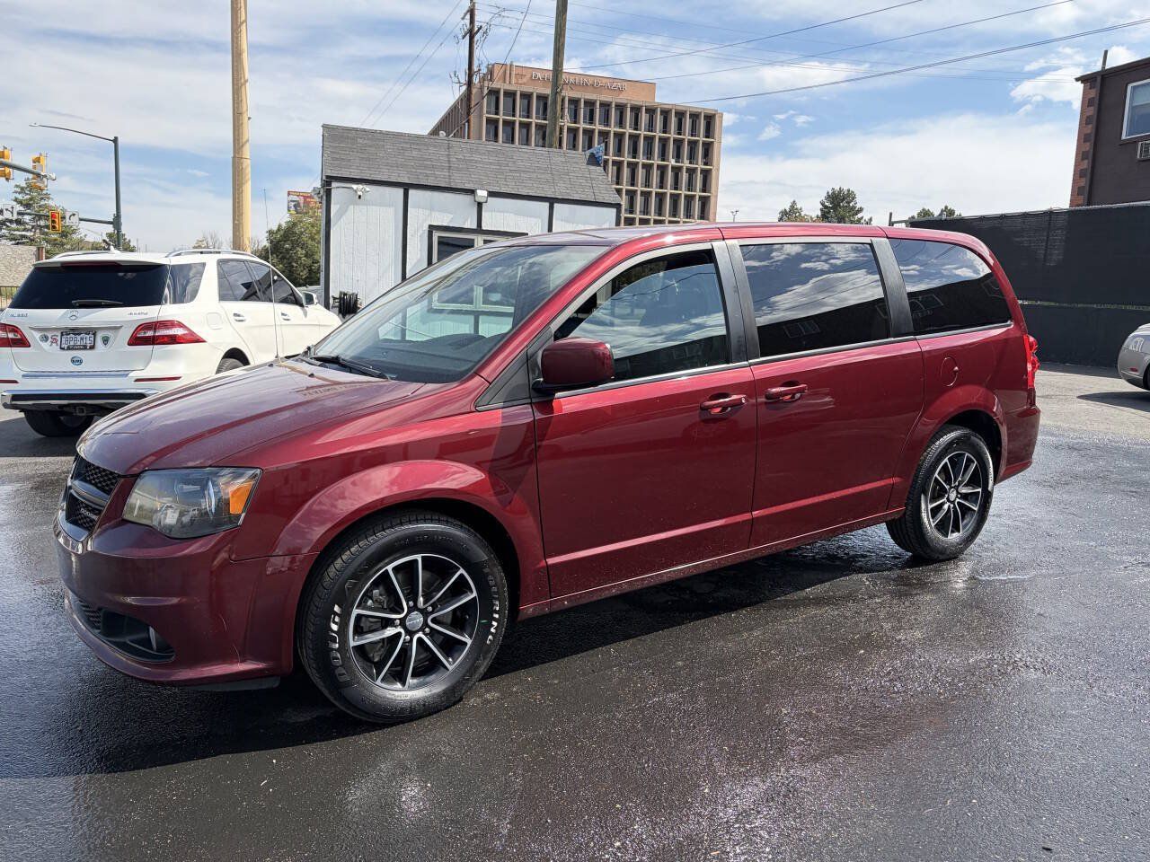 Used 2018 Dodge Grand Caravan SXT w/ Driver Convenience Group FWD image 1