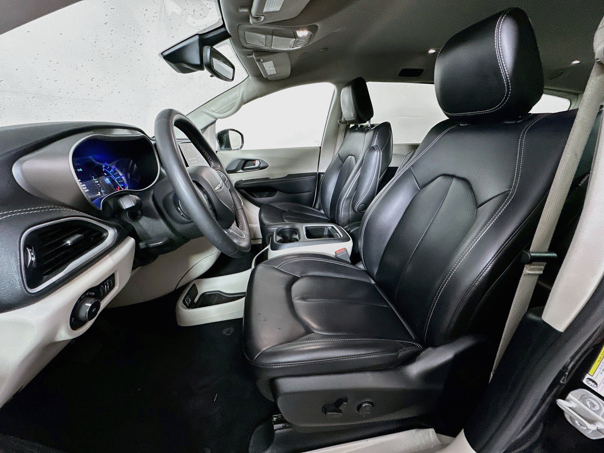 Used 2023 Chrysler Pacifica Touring-L FWD image 13