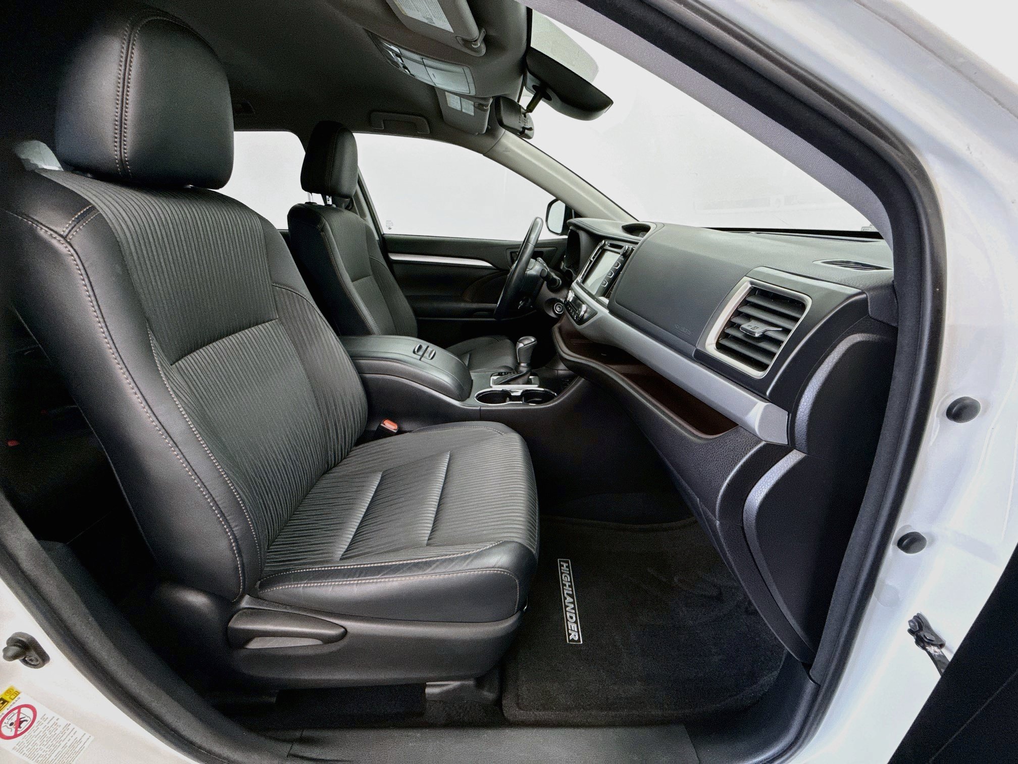 Used 2018 Toyota Highlander Plus FWD image 31