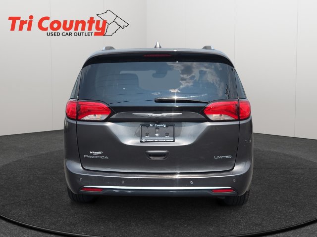 Used 2017 Chrysler Pacifica Limited w/ Advanced Safetytec Group FWD image 7