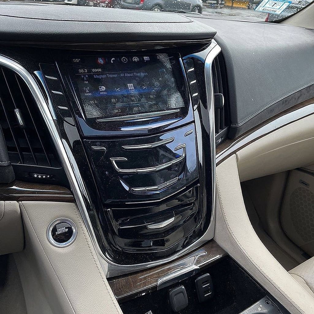 Used 2018 Cadillac Escalade Luxury AWD/4WD image 17
