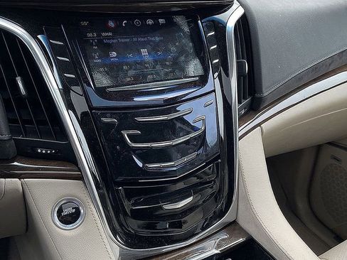 Used 2018 Cadillac Escalade Luxury AWD/4WD image 17