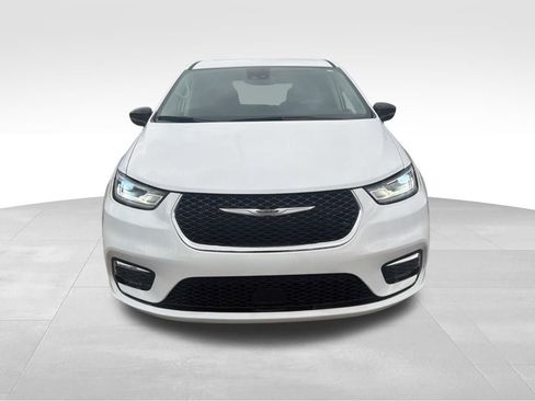 Used 2024 Chrysler Pacifica Touring-L image 9