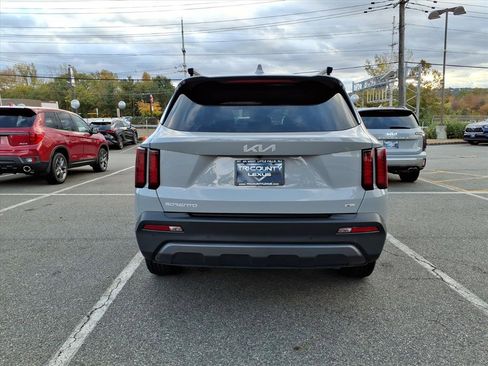 Used 2023 Kia Sorento S image 5