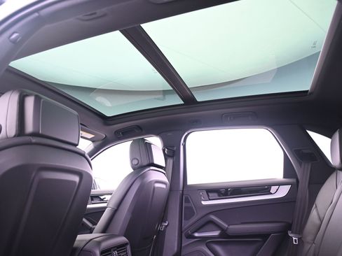 Used 2025 Porsche Cayenne image 33