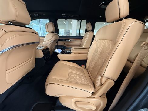 Used 2022 Jeep Grand Wagoneer Series III image 18