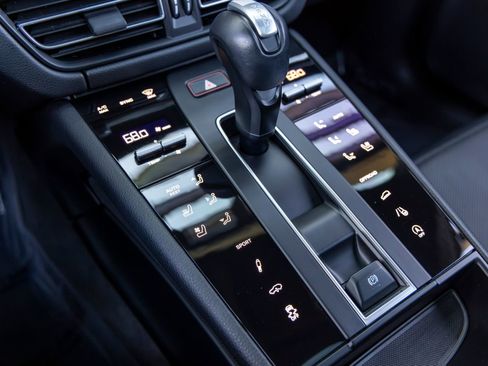 Certified 2024 Porsche Macan image 39