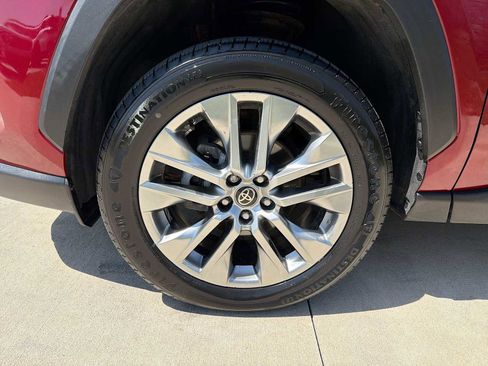 Used 2021 Toyota RAV4 XLE Premium image 10