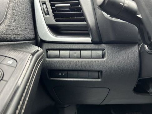 Used 2023 Nissan Rogue SV image 17