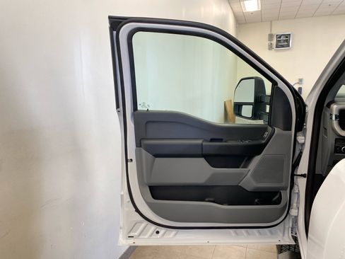 New 2026 Ford F250 XL w/ XL Chrome Package image 9