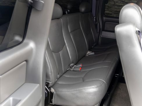 Used 2005 GMC Sierra 2500 SLT w/ Heavy-Duty Power Package image 34