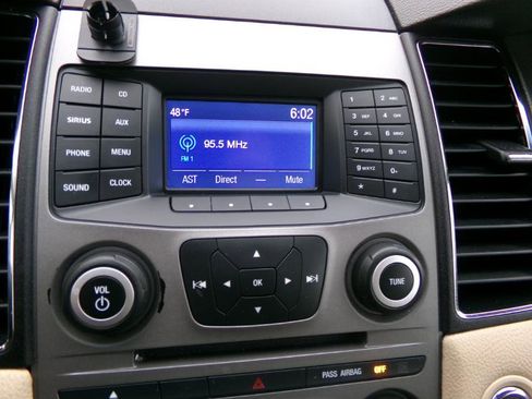 Used 2016 Ford Taurus SE image 19