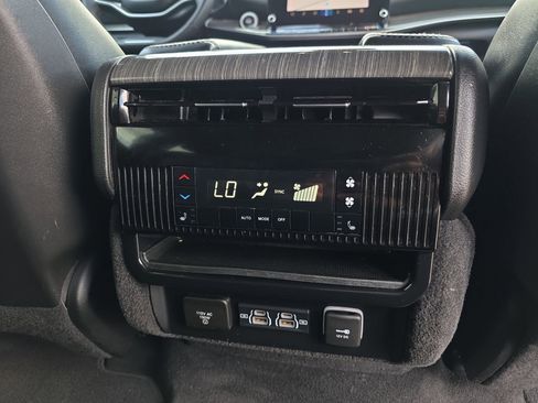 Used 2022 Jeep Wagoneer Series III RWD image 16