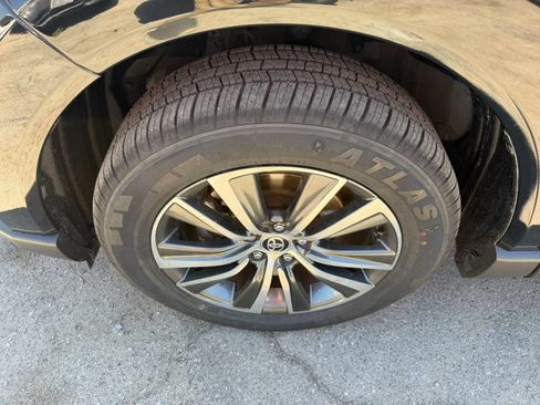 Used 2021 Toyota Venza LE AWD/4WD image 33
