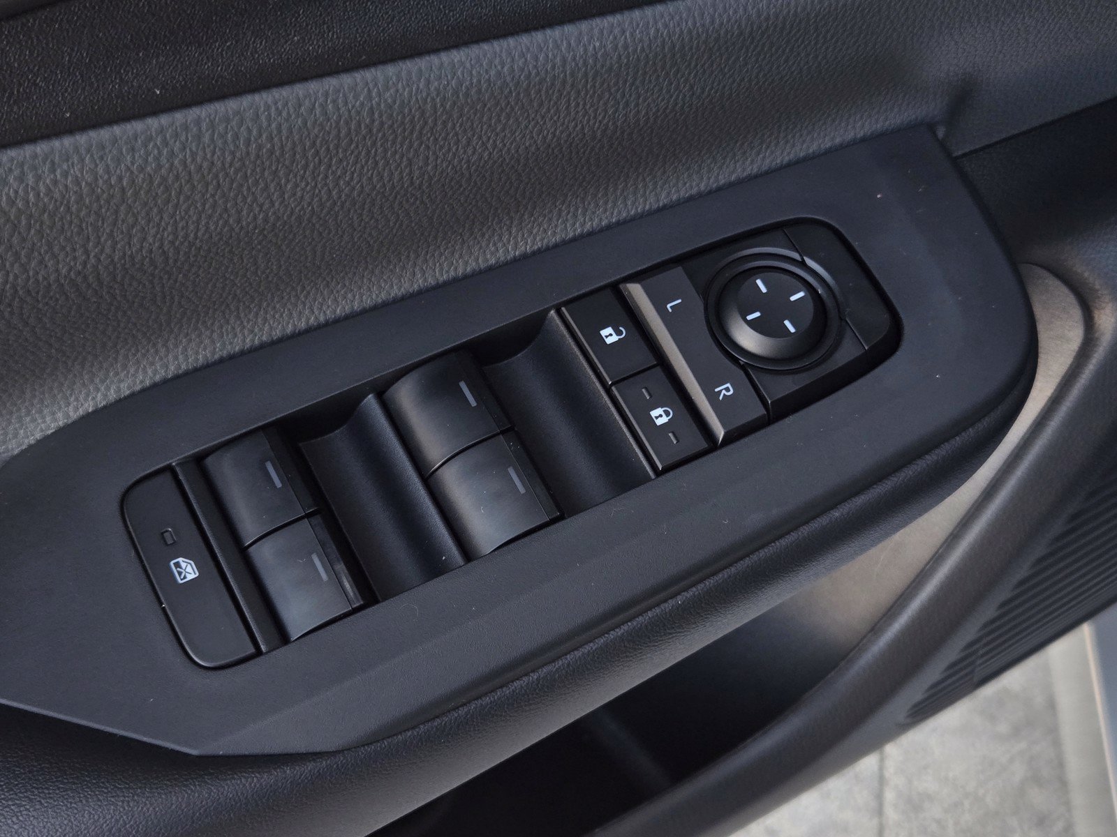 Certified 2025 Toyota Prius LE FWD image 10