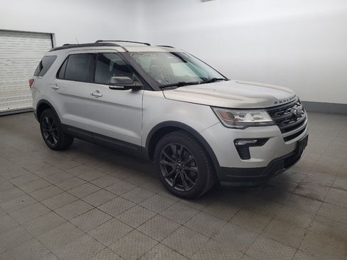 Used 2018 Ford Explorer XLT w/ Equipment Group 202A AWD/4WD image 11