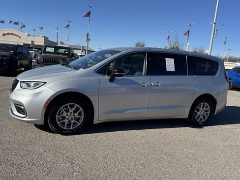 Used 2024 Chrysler Pacifica Touring-L image 3