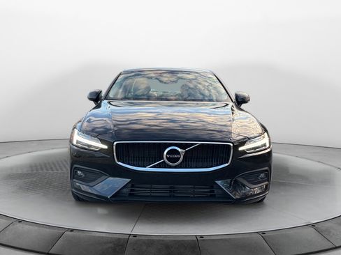 Used 2021 Volvo S60 T5 Momentum w/ Premium Package image 2