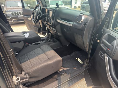 Used 2011 Jeep Wrangler Unlimited Rubicon w/ Connectivity Group AWD/4WD image 39